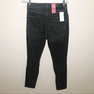 Brand new Levi’s size 28. Never been worn.